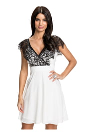 Белое платье с кружевом черного цвета