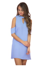 Голубое платье с открытыми плечами