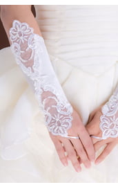 Атласные перчатки с вышивкой белые