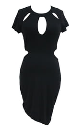 Черное платье с соблазнительными разрезами