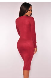 Красное платье с вырезом на юбке
