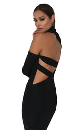 Черное платье с вырезом на спине
