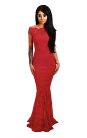 Красное кружевное платье в пол