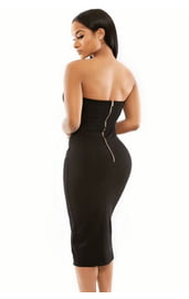 Черное платье с открытыми плечами