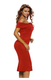 Красное платье с вырезом галочкой