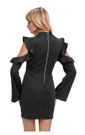 Черное платье с вырезами на плечах