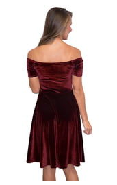 Бордовое бархатное платье