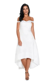 Белое платье с длинным подолом