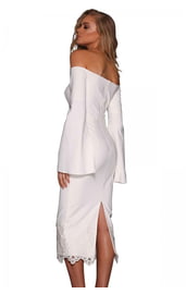 Белое платье с ниспадающими рукавами