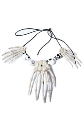 Ожерелье с костями рук