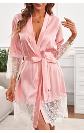 Розовый атласный халат с кружевной отделкой