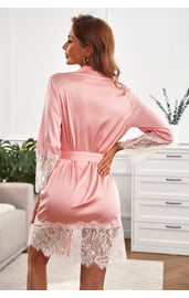 Розовый атласный халат с кружевной отделкой