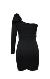 Черное облегающее платье с вырезом