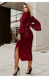 Блестящее красное платье с V-образным вырезом