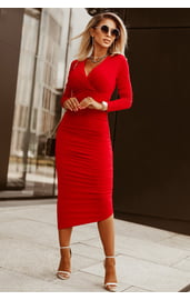 Огненно-красное платье-футляр с вырезом