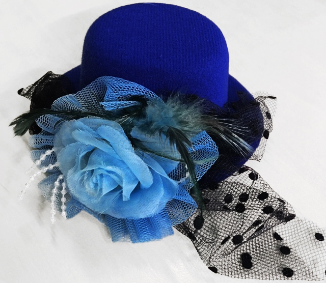 Шляпа синего цвета. Голубая шляпа. Синий головной убор. Синяя шляпа. Синяя шляпка с цветочками.